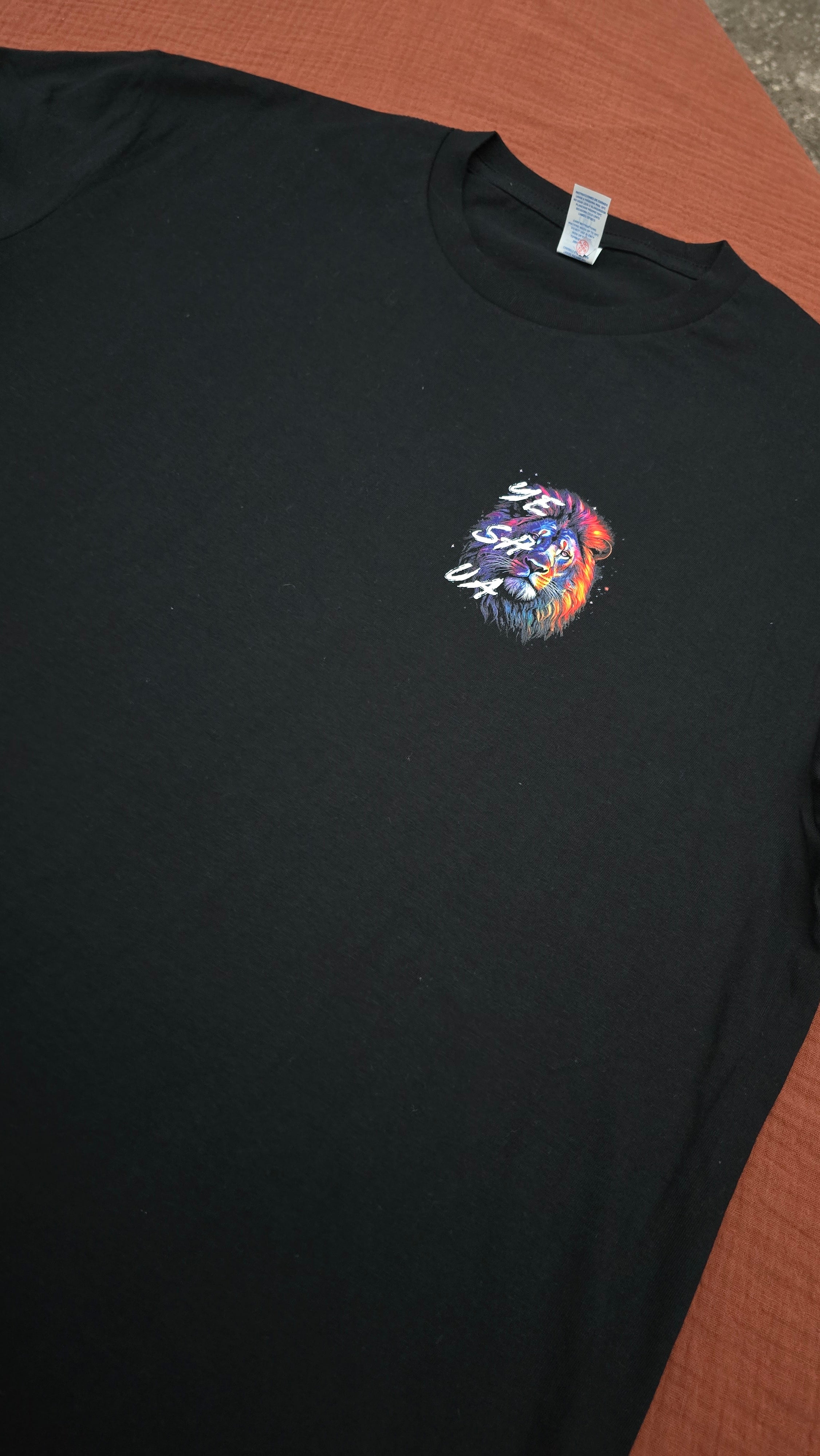 Tee-shirt “Yeshua” coloré – design unique et qualité premium 190 g