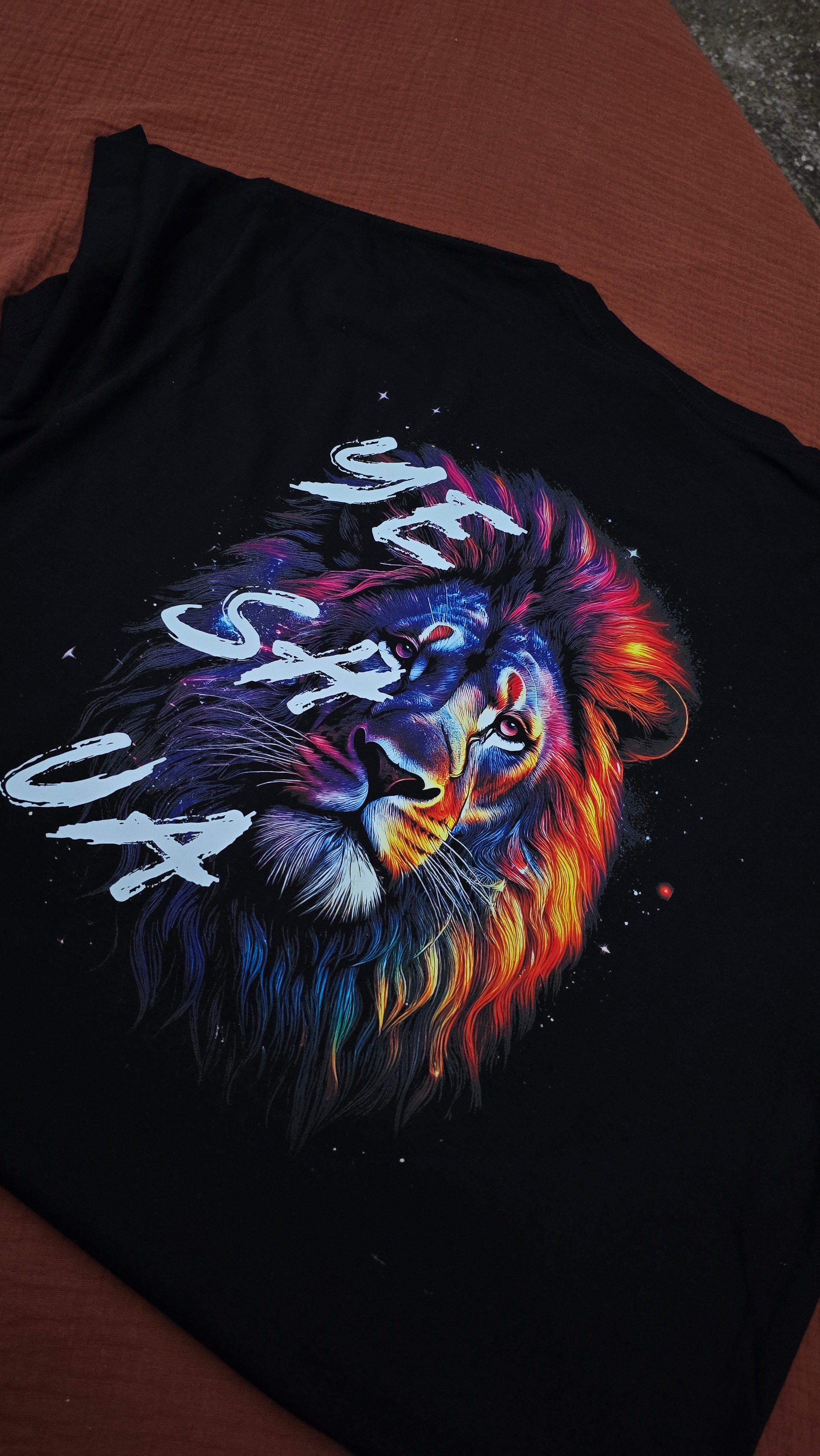 Tee-shirt “Yeshua” coloré – design unique et qualité premium 190 g