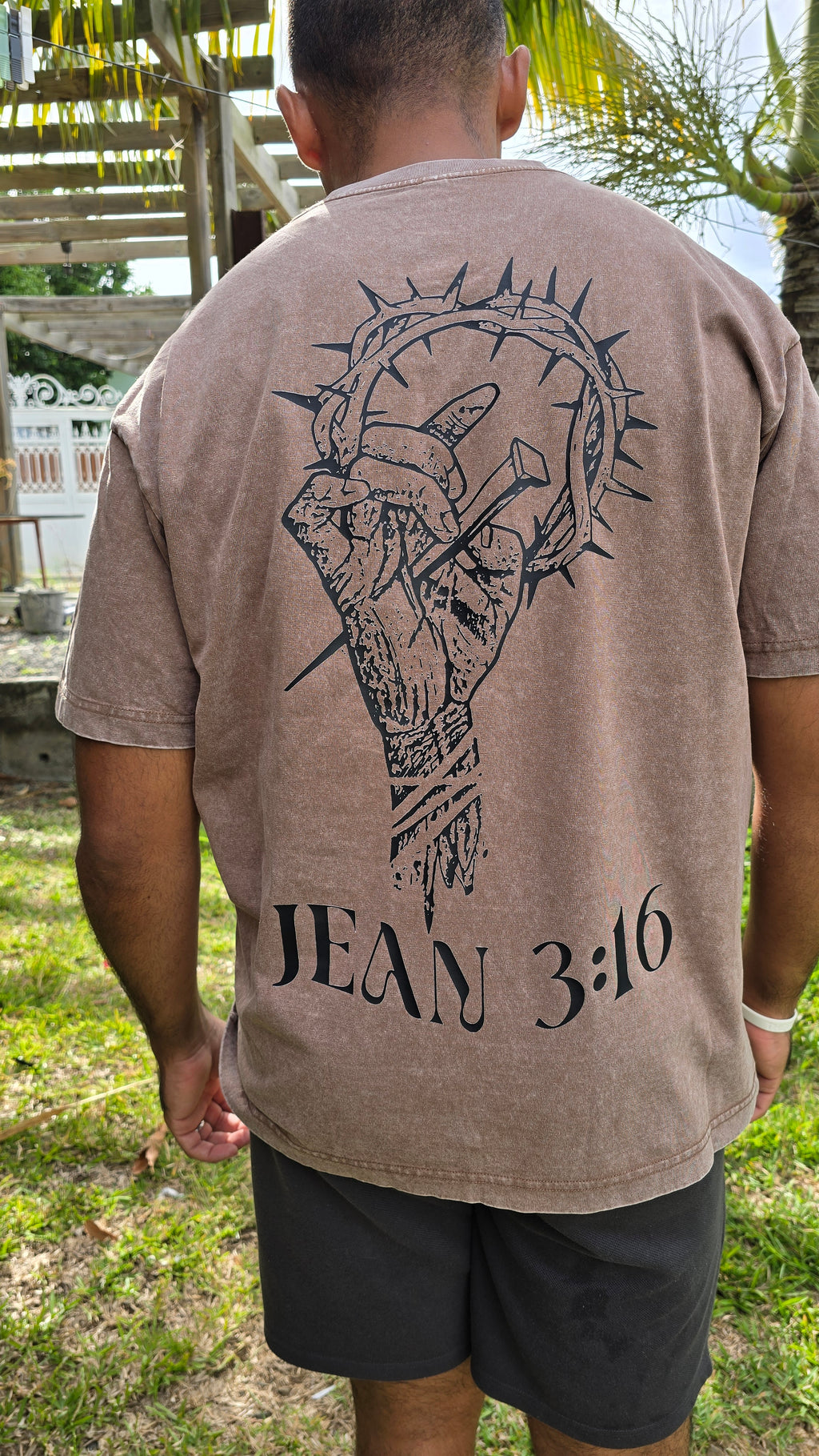 Tee-shirt oversize chrétien marron délavé « Jean 3:16 »