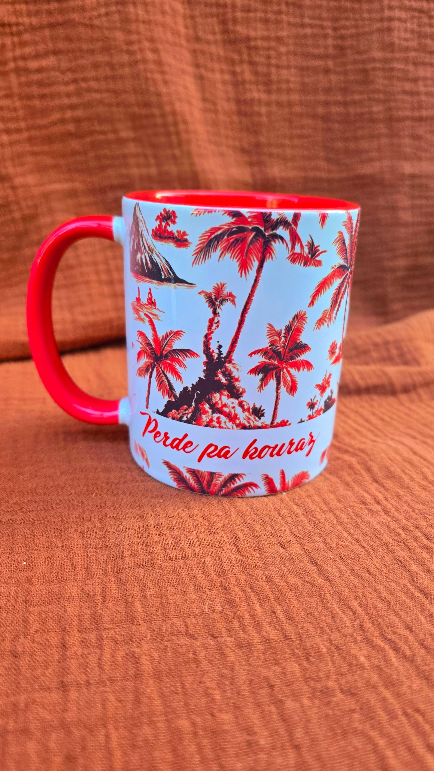 Mug bicolore personnalisable – Cadeau chrétien unique " perd pas kouraz"