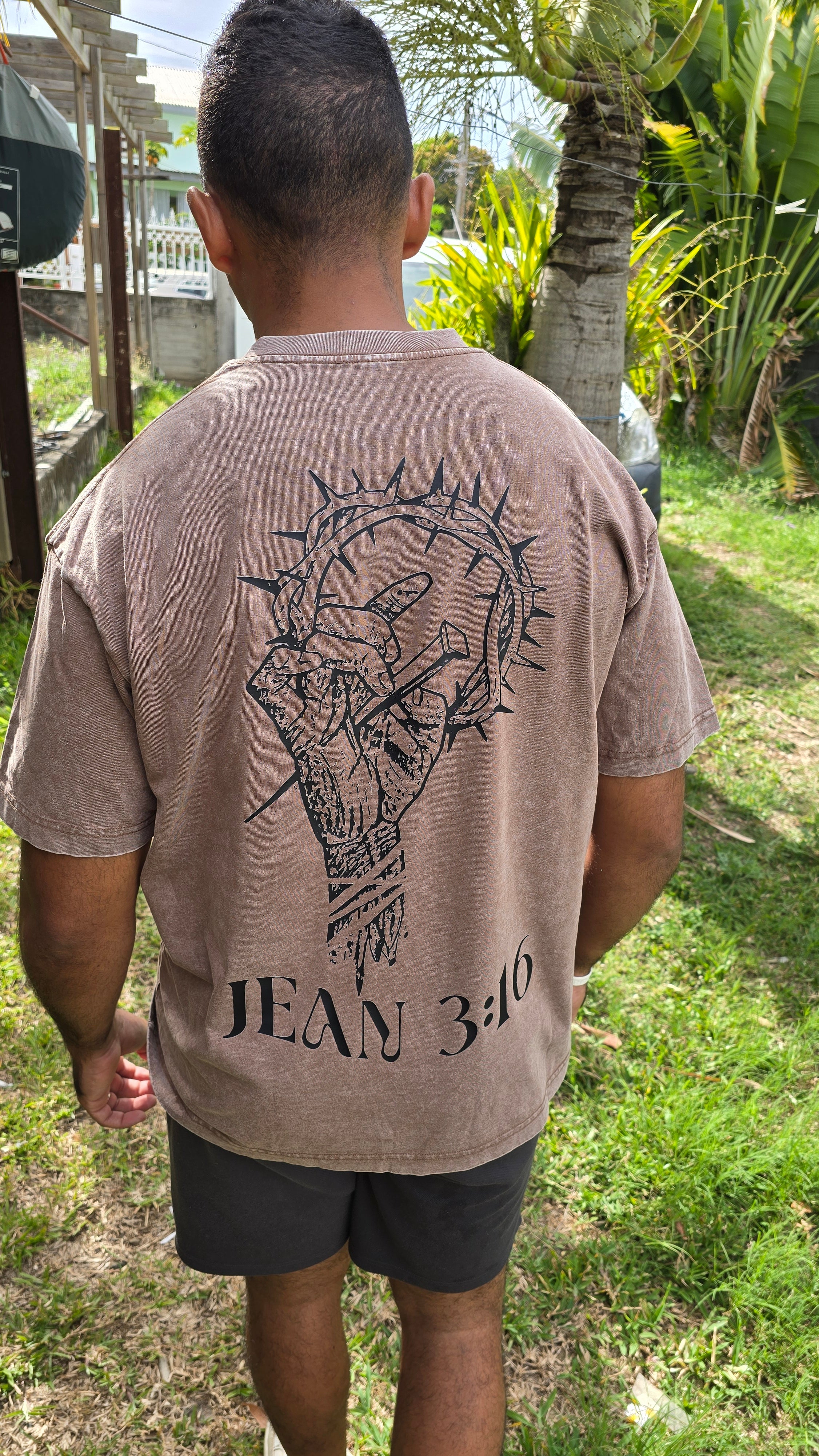 Tee-shirt oversize chrétien marron délavé « Jean 3:16 »